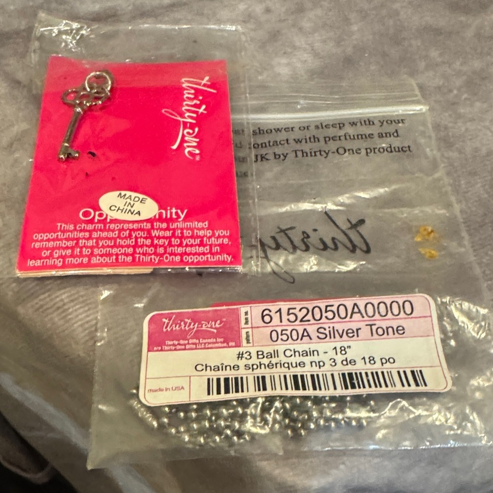 Thirty-One Silver Tone Key Charm with Ball Chain set‎